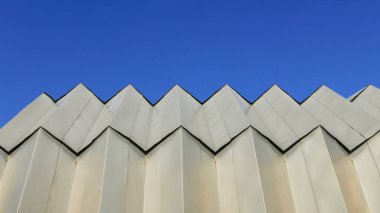 Gökyüzüne karşı metal çatı yapısı