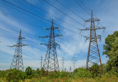 Gökyüzüne karşı yüksek gerilim hattı direkleri