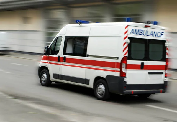 Caddeden bir ambulans geçiyor.