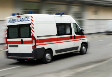 Caddeden bir ambulans geçiyor.