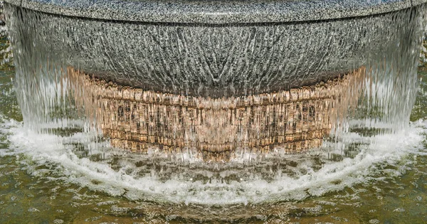 Fluxo Água Sai Tigela Fonte Parque — Fotografia de Stock