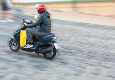 Görüntü, kuryeler mal teslimatı için emirleri yerine getirirler.