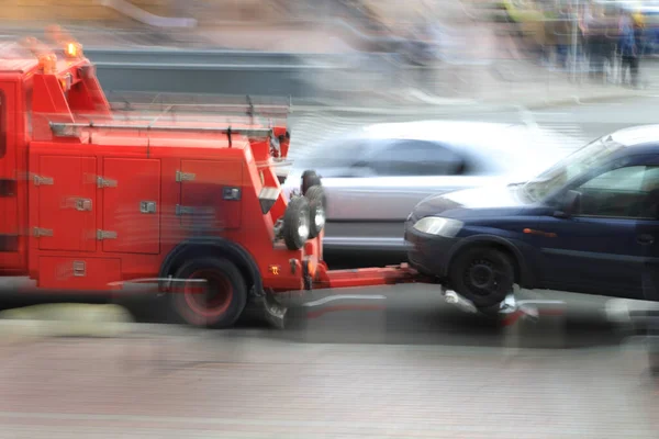 Moto Sfocatura Auto Rimorchio Camion Cavalca Una Strada Della Città — Foto Stock