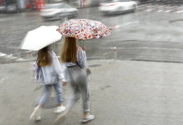 Persone Che Camminano Spazi Aperti Moderni — Foto Stock