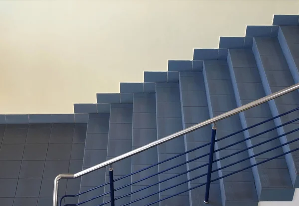 Lépcsőlépcsők Korláttal Felfelé — Stock Fotó