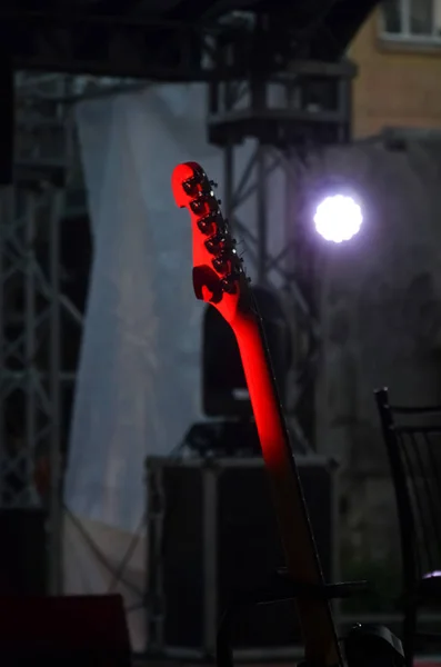 Guitarra Elétrica Fica Palco Nos Raios Holofotes Vermelhos Antes Concerto — Fotografia de Stock