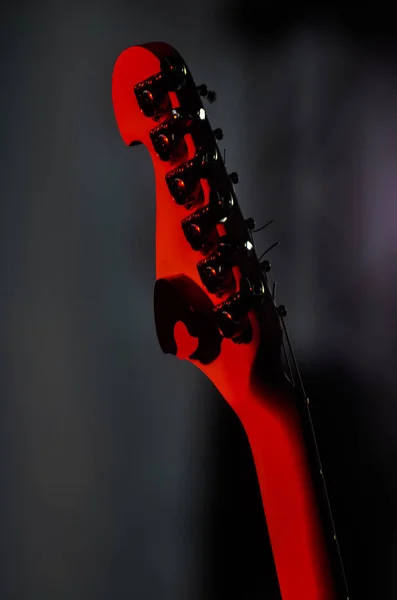 Die Gitarre Steht Vor Dem Konzert Schein Roter Scheinwerfer Auf — Stockfoto