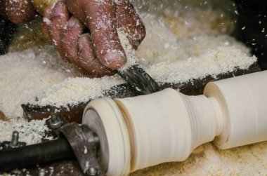 Marangoz marangozluk dükkanda ahşap işleme makineleri üzerinde çalışıyor. Marangoz marangoz işyeri. El yapımı ve el sanatları mobilya kavramı