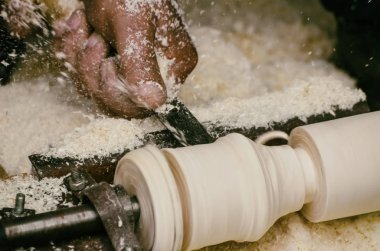 Marangoz marangozluk dükkanda ahşap işleme makineleri üzerinde çalışıyor. Marangoz marangoz işyeri. El yapımı ve el sanatları mobilya kavramı