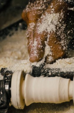 Marangoz marangozluk dükkanda ahşap işleme makineleri üzerinde çalışıyor. Marangoz marangoz işyeri. El yapımı ve el sanatları mobilya kavramı