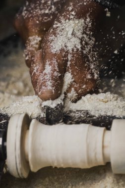 Marangoz marangozluk dükkanda ahşap işleme makineleri üzerinde çalışıyor. Marangoz marangoz işyeri. El yapımı ve el sanatları mobilya kavramı