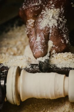 Marangoz marangozluk dükkanda ahşap işleme makineleri üzerinde çalışıyor. Marangoz marangoz işyeri. El yapımı ve el sanatları mobilya kavramı