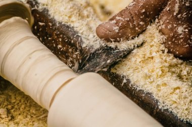 Marangoz marangozluk dükkanda ahşap işleme makineleri üzerinde çalışıyor. Marangoz marangoz işyeri. El yapımı ve el sanatları mobilya kavramı