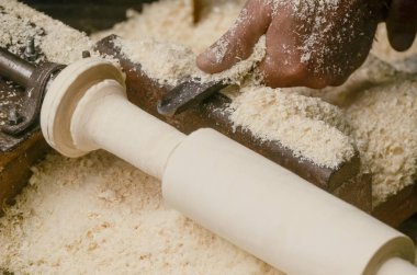 Marangoz marangozluk dükkanda ahşap işleme makineleri üzerinde çalışıyor. Marangoz marangoz işyeri. El yapımı ve el sanatları mobilya kavramı