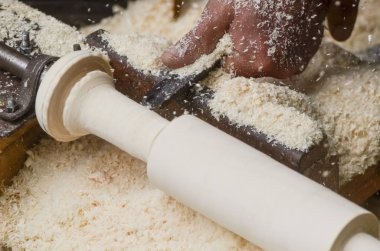 Marangoz marangozluk dükkanda ahşap işleme makineleri üzerinde çalışıyor. Marangoz marangoz işyeri. El yapımı ve el sanatları mobilya kavramı