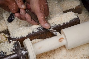Marangoz marangozluk dükkanda ahşap işleme makineleri üzerinde çalışıyor. Marangoz marangoz işyeri. El yapımı ve el sanatları mobilya kavramı