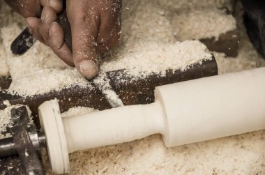 Marangoz marangozluk dükkanda ahşap işleme makineleri üzerinde çalışıyor. Marangoz marangoz işyeri. El yapımı ve el sanatları mobilya kavramı