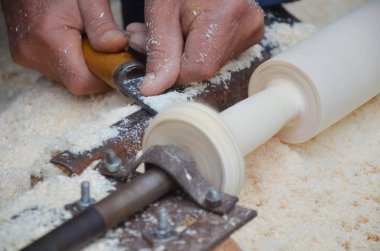 Marangoz marangozluk dükkanda ahşap işleme makineleri üzerinde çalışıyor. Marangoz marangoz işyeri. El yapımı ve el sanatları mobilya kavramı