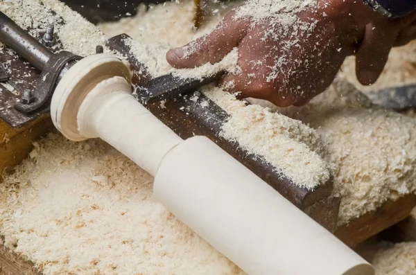 Marangoz marangozluk dükkanda ahşap işleme makineleri üzerinde çalışıyor. Marangoz marangoz işyeri. El yapımı ve el sanatları mobilya kavramı