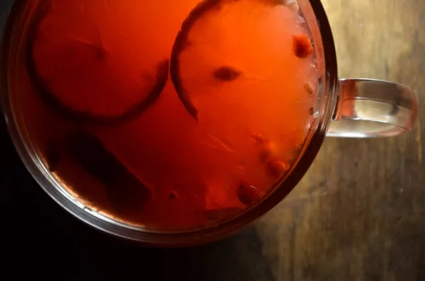 Домашний Красный Горячий Чай Вибурнума Лимоном Медом Стакане Крупным Планом — стоковое фото
