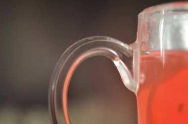 kartopu limon ve bal bir cam bardak ile ev yapımı kırmızı sıcak çay. yakın çekim. sıcak müstahkem içki. önlenmesi ve soğuk algınlığı tedavisinde kavramı