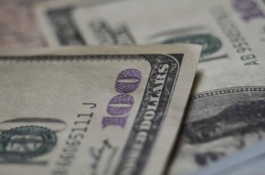 banknot dolar üzerinden arka plan bulanık kapatın. Dolar kavramı. Amerikan doları nakit para. Yüz dolarlık banknotlar.