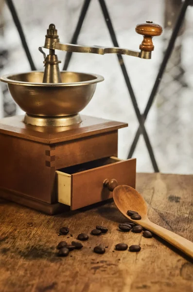 Vecchio Macinino Caffè Antico Con Chicchi Caffè Davanzale Legno Immagine — Foto Stock