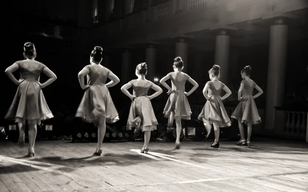 Silhuetas Borradas Meninas Vestidos Baile Dançando Palco Teatro Frente Público — Fotografia de Stock