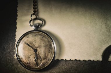  arka plan kopya alanı metin için ile. Kitapları kirli ortamda zinciri ile eski cep saati.