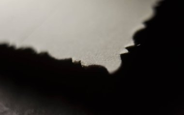 Siyah beyaz grunge arka plan kenarına bir antika fotoğraf kağıt kesici, kopya alanı metin için kırpılmış eski bir retro fotoğraf dokusu ile.