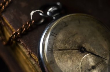 bir vintage fotoğraf albüm antika cep saati. seçici odak