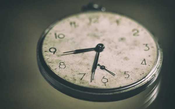 Viejo Reloj Bolsillo Antiguo Con Una Esfera Amarillenta Sobre Fondo — Foto de Stock