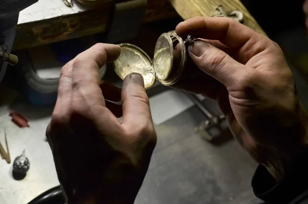 Horlogemaker Houdt Zilveren Zaak Voor Een Vintage Pocket Watch Zijn — Stockfoto