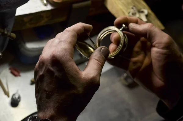 Horlogemaker Houdt Zilveren Zaak Voor Een Vintage Pocket Watch Zijn — Stockfoto