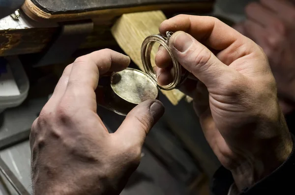 Zegarmistrz Posiada Przypadku Srebrny Zegarek Kieszonkowy Vintage Swoim Warsztacie — Zdjęcie stockowe