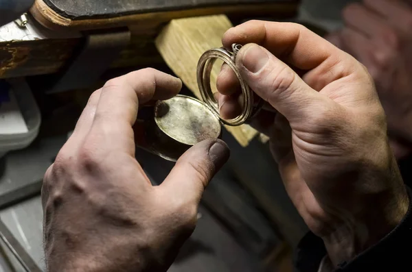 Horloger Tient Dans Son Atelier Boîtier Argent Une Montre Poche — Photo