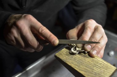 Ana kuyumcu iş takım elinde tutar ve onun işyerinde takı atölyesinde takı yapar.