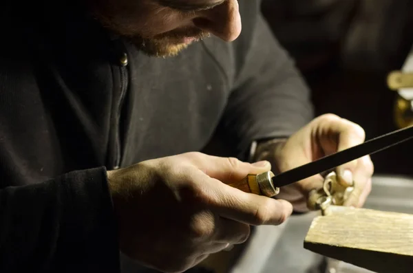 Meester Juwelier Houdt Het Werktuig Zijn Handen Maakt Sieraden Zijn — Stockfoto