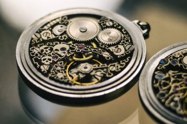 İskelet vintage el yapımı antika mekanik cep saatleri, clockwork eski makineyle ilgili seyretmek, yüksek çözünürlük ve detay, kış ve yaz saati kavramı. seçici odak.