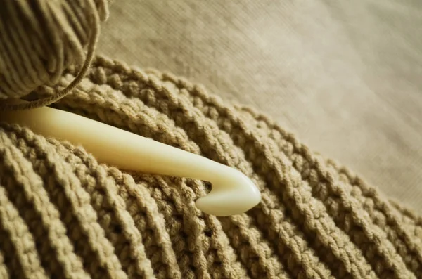 糸とかぎ針編みのフック麻のキャンバスを背景にニットウェアコピースペース — ストック写真