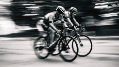 Bir spor etkinliği sırasında karayolu üzerinde yüksek hızda yarış bisikletçiler sporcuların bulanık görüntü. Siyah beyaz fotoğraf.