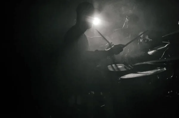ภาพเงาของน กกลองเล ดกลองบนเวท ในร ของแสงจากสปอตไลท อคคอนเส — ภาพถ่ายสต็อก