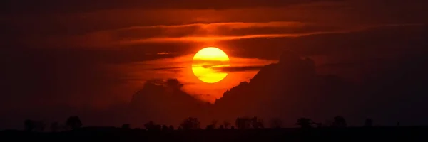 Panoramablick Wolken Die Von Den Strahlen Der Untergehenden Sonne Erhellt lizenzfreie Stockfotos