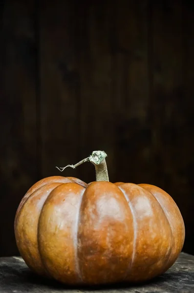 Herbstkomposition Mit Hintergrund Aus Braunem Brett Und Orangefarbenem Kürbis Auf Stockbild