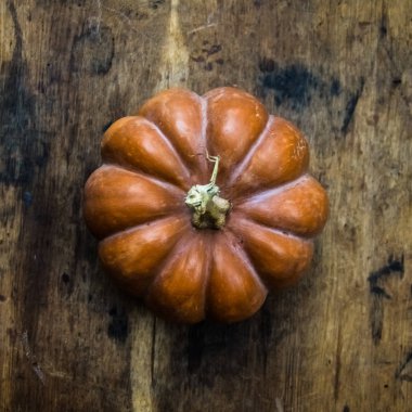 Pankart, sonbahar kompozisyonu kahverengi tahta ve portakal renkli balkabağı ahşap bir masada. Sonbahar sıcacık hayatı. Şükran Günü ve Cadılar Bayramı konseptiniz kutlu olsun. Boşluğu kopyala