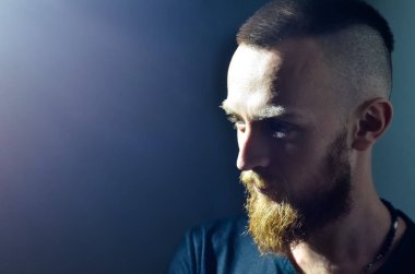 Portre profili sakallı adam. Sakallı, olgun bir hippi. Erkek modası. Bıyıklı vahşi hippi. Yüz bakımı. Ciddi adam. Havalı ve seksi. Tarzına güveniyor. Havalı ve şık. Boşluğu kopyala.