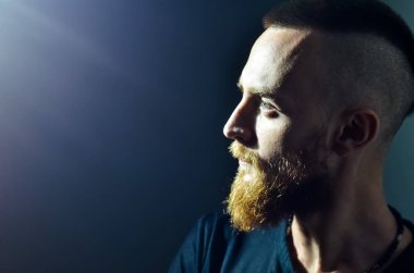 Portre profili sakallı adam. Sakallı, olgun bir hippi. Erkek modası. Bıyıklı vahşi hippi. Yüz bakımı. Ciddi adam. Havalı ve seksi. Tarzına güveniyor. Havalı ve şık. Boşluğu kopyala.