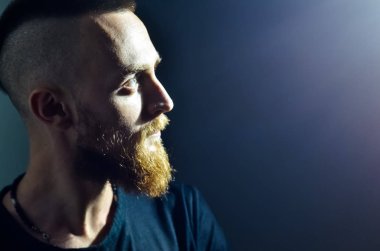 Portre profili sakallı adam. Sakallı, olgun bir hippi. Erkek modası. Bıyıklı vahşi hippi. Yüz bakımı. Ciddi adam. Havalı ve seksi. Tarzına güveniyor. Havalı ve şık. Boşluğu kopyala.