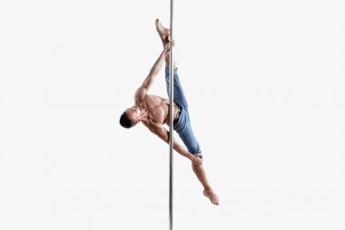 Genç direk dansı atleti beyaz arka planda numara yapıyor. Kaslı beyaz erkek sporcu direk dansı yapıyor. Esnek ve güçlü fitness modeli. 