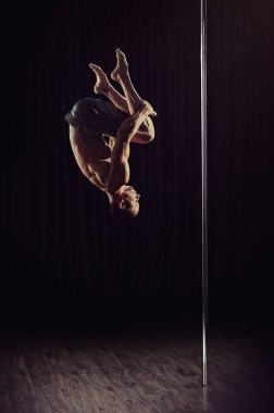 Genç adam akrobasi yapıyor. Backflip profesyonel ve dünyaca ünlü Pole atlet tarafından yürütülen. Güçlü ve kaslı Fitness erkek modeli. 